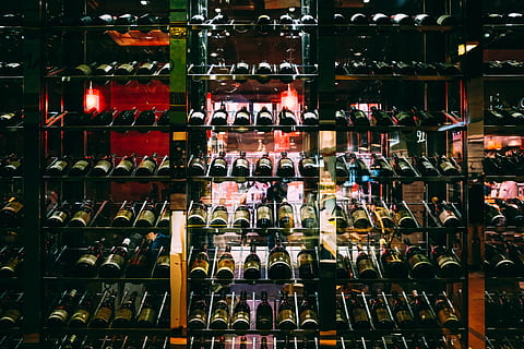 assortit, ampolla, alcohol, begudes, beure, roba, vi, prestatge, licor, botiga, Sabateria, ampolla de vi, ampolla de cervesa, cervesa, vehicle, transport, automòbil, cotxe, calçat, publicitat, gran grup d'objectes, elecció, arranjament, variació, a l'interior, a la venda, abundància, cap gent, contenidor, costat a costat, venda al detall, ordre, col · lecció, en fila, refresc, venda, visualització al detall, 5K, CC0, domini públic, lliure de regalies