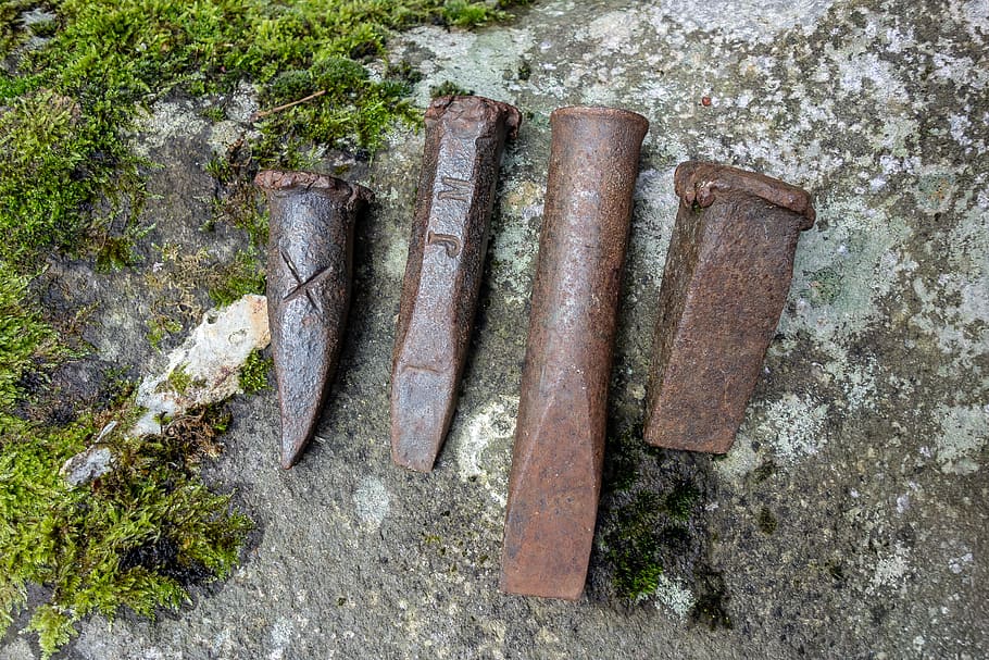 eina, cisell, ganivet, pointe, òxid, antic, vista d’angle alt, dia, cap gent, a l'aire lliure, naturalesa, vell, sòlid, planta, metall, peix, rock - object, rovellat, directament a sobre, rock, resistent, natura morta, molsa, declivi, herba, primer pla, 5K