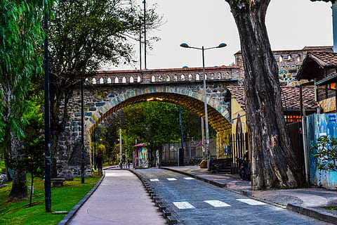 kaputte Brücke, Cuenca Ecuador, Tradition, die Architektur, gebaute Struktur, Baum, Pflanze, Bogen, Brücke, Transport, Brücke - künstliche Struktur, Verbindung, Gebäudehülle, Stadt, der Weg nach vorn, Richtung, Tag, Straße, Natur, keine Leute, Fußweg, Himmel, draußen, Bogenbrücke, 5K, CC0, gemeinfrei, lizenzfrei