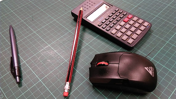 ufficio, computer, topo, in casa, vista dall'alto, direttamente sopra, nessuno, natura morta, tecnologia, pavimentazione, piastrella, tavolo, attrezzatura informatica, strumento di lavoro, colore nero, motivo controllato, girato in studio, mouse del computer, scarpa, carta, pelle, tecnologia wireless, pavimento piastrellato, 4K, CC0, dominio pubblico, privo di copyright
