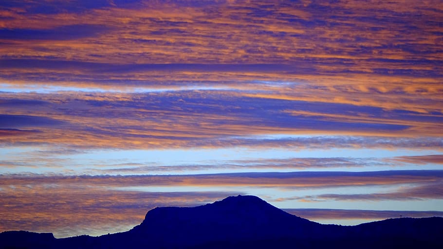 Himmel, rot, Dämmerung, Sonne, Wolken, Wolke, Horizont, Gelb, Ocker, Blau, bunt, wunderschönen, Landschaft, Natur, Hügel, szenisch, wolke - himmel, Szenen - Natur, Schönheit in der Natur, Berg, ruhige Szene, Ruhe, Gebirge, Sonnenuntergang, keine Leute, idyllisch, Silhouette, Umgebung, Dramatischer Himmel, Nicht-städtische Szene, Fernbedienung, majestätisch, draußen, Gipfel, 5K