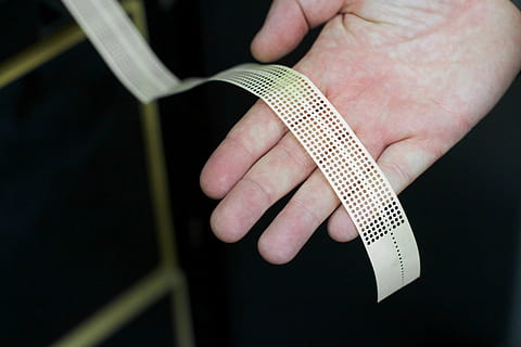 data, tietokone, nauha, koodaus, historia, käsi, ihmisen käsi, ihmiskehon osa, yksi henkilö, lähikuva, tilalla, sisällä, studio ammuttu, aikuinen, miehet, yksi kohde, musta tausta, ruumiin osa, terävä, sormi, keskittyä etualalle, ihmisen sormi, itsensä parantaminen, 5K, CC0, public domain, rojaltivapaa