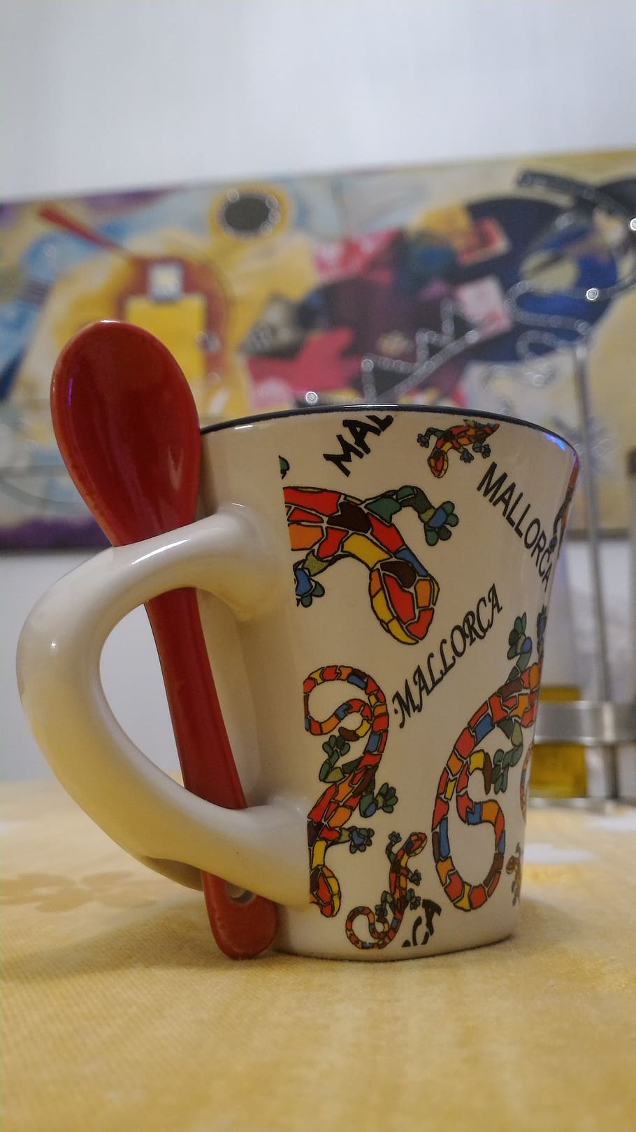 Tasse, Kaffee, Teelöffel, Tabelle, Frühstück, Pause, Kunst, Becher, Getränk, Kunst und Handwerk, drinnen, Stillleben, Kaffeetasse, Kreativität, Essen und Trinken, Nahansicht, keine Leute, Fokus auf den Vordergrund, Keramik, Erfrischung, Blumenmuster, Kaffee trinken, Text, Tierdarstellung, Teetasse, alkoholfreies Getränk, 4K