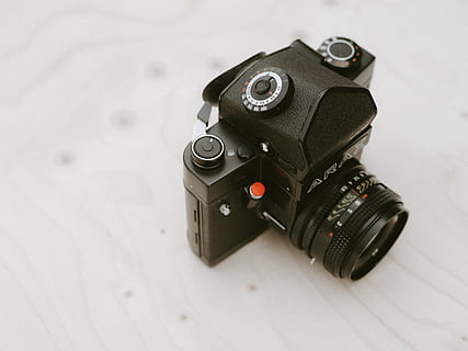 černý fotoaparát, elektronika, Fotoaparát, digitální fotoaparát, popruh, videokamera, kamerové čočky, krytka objektivu, kola z lehké slitiny, mluvil, kolo, stroj, porcelán, umění, hrnčířství, cívka, spirála, jídlo, malina, rostlina, ovoce, fotografická témata, fotoaparát - fotografické vybavení, technologie, Černá barva, fotografické vybavení, objektiv - optický přístroj, detail, uvnitř, vysoký úhel pohledu, jeden objekt, nikdo, stálý život, studio shot, plastický, retro stylu, čočka - oko, podlaha, slr fotoaparát, domácí videokamera, elektrické zařízení, 5K, CC0, veřejná doména, bez autorských práv