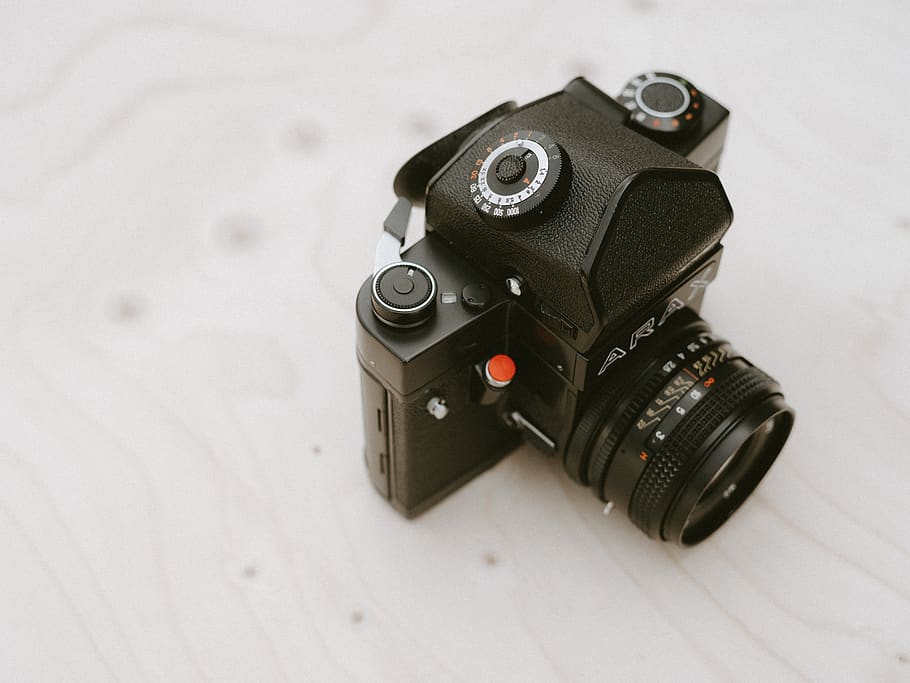 černý fotoaparát, elektronika, Fotoaparát, digitální fotoaparát, popruh, videokamera, kamerové čočky, krytka objektivu, kola z lehké slitiny, mluvil, kolo, stroj, porcelán, umění, hrnčířství, cívka, spirála, jídlo, malina, rostlina, ovoce, fotografická témata, fotoaparát - fotografické vybavení, technologie, Černá barva, fotografické vybavení, objektiv - optický přístroj, detail, uvnitř, vysoký úhel pohledu, jeden objekt, nikdo, stálý život, studio shot, plastický, retro stylu, čočka - oko, podlaha, slr fotoaparát, domácí videokamera, elektrické zařízení, 5K