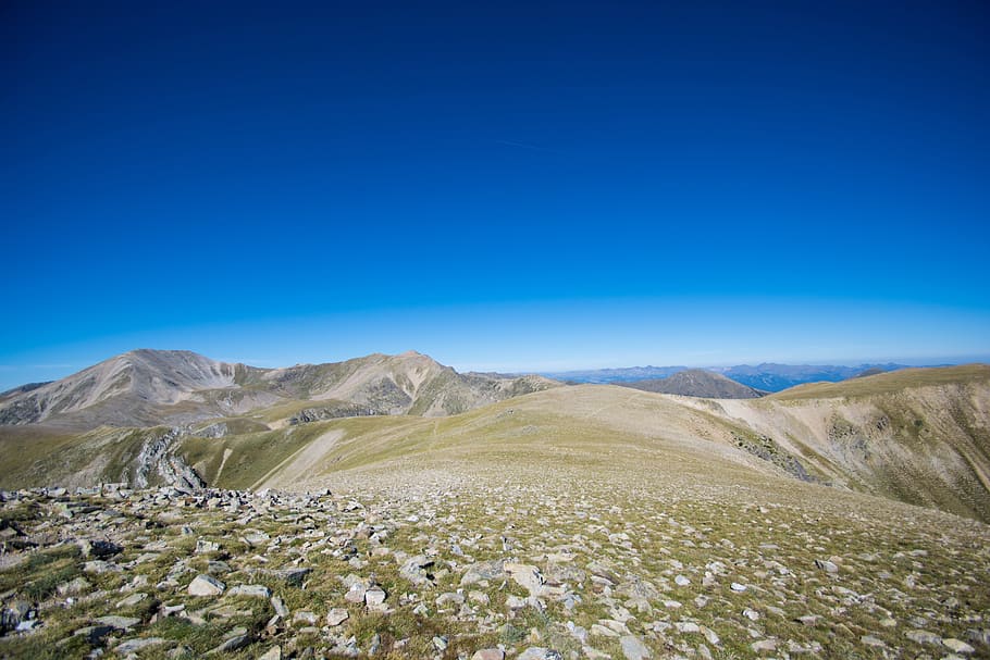 altopiano, elevato, pianura, montagna, elevazione, paesaggio, natura, panoramico, alto, all'aperto, vista, a distanza, orizzonte, altitudine, gamma, natura selvaggia, alpino, Highlands, panorama, scenics - natura, ambiente, cielo, bellezza nella natura, terra, la tranquillità, blu, scena tranquilla, cielo sereno, giorno, nessuno, scena non urbana, copia spazio, deserto, catena montuosa, pianta, clima, clima arido, semi arido, 5K