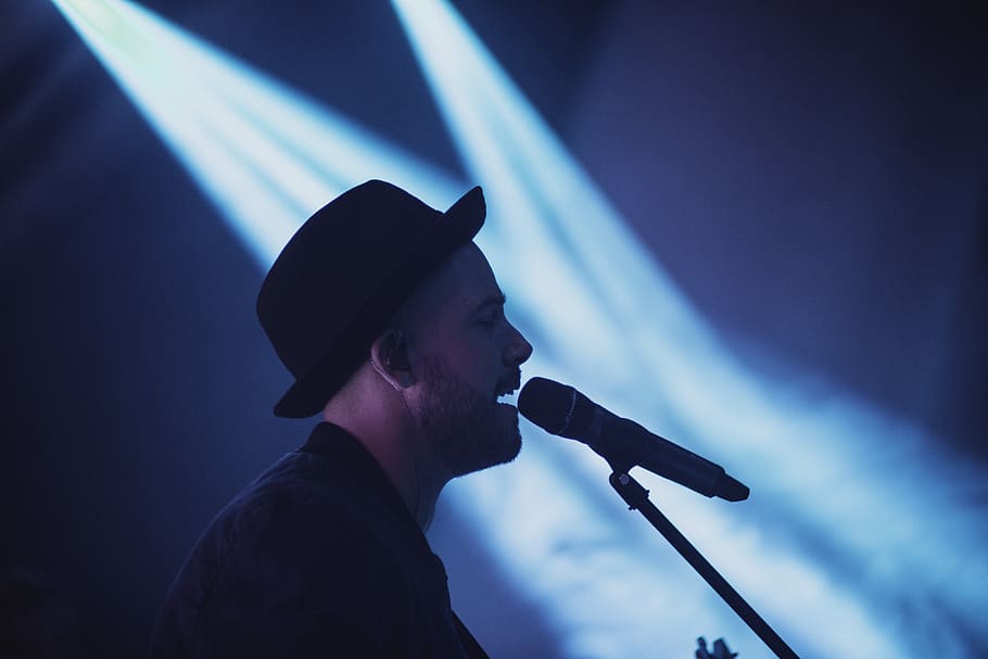 mężczyzna, gra, gitara, śpiewanie, oświetlenie, mikrofon, urządzenie elektryczne, człowiek, osoba, strój, odzież, kapelusz, muzyk, instrument muzyczny, wykonawca, Twarz, etap, zajęcia rekreacyjne, tłum, gitarzysta, Klub, koncert, nocne życie, urządzenie wejściowe, wydajność, muzyka, kultura i rozrywka artystyczna, przestrzeń sceniczna, piosenkarz, jedna osoba, przyjemność, życie nocne, zdarzenie, mężczyźni, wydarzenie na żywo, strzał w głowę, artysta, koncert muzyki popularnej, festiwal, Festiwal Muzyczny, umiejętność, swiatlo sceny, 5K