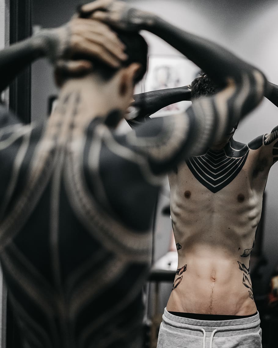 muž s tetováním, kůže, člověk, osoba, tetování, zadní, sportovní, sport, prst, odraz, tělo, Černá, blackwork, zrcadlo, chlapec, lidé, luk, lukostřelba, trup, šipka, symbol, síla, jedna osoba, svalové stavět, stojící, životního stylu, uvnitř, zdravý životní styl, dospělý, cvičení, hospodářství, bránice, skutečných lidí, tělocvična, pas nahoru, odhodlání, sportovní trénink, muži, selektivní zaměření, snaha, silový trénink, 4K