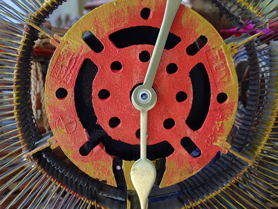 ur, tid, håndlavet, minut, klokkeslæt, gammel, time, metal, tæt på, ingen mennesker, mønster, udstyr, maskineri, geometrisk form, cirkel, hjul, maskindel, rød, dag, hul, form, menneskeskabt objekt, indendørs, stilleben, manden lavet, kreativitet, 2K