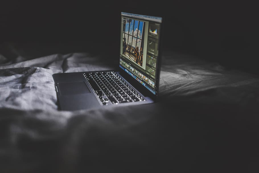 macbook, il computer portatile, computer, lenzuola, tecnologia, photoshop, lavoro, la modifica, notte, arca, letto, connessione, mobilia, in casa, comunicazione, tecnologia wireless, Camera da letto, stanza domestica, messa a fuoco selettiva, nessuno, buio, avvicinamento, Internet, biancheria, attrezzatura informatica, tavolo, rete di computer, tastiera, 5K