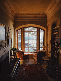 buit, cadires, frontal, finestra, fusta, mobles, fusta dura, sala d'estar, a l'interior, habitació, electrònica, pantalla, monitor, sòls, sofà, catifa, disseny d'interiors, pis, prestatgeria, cadira, vista, centre d’animació, televisió, arquitectura, cap gent, dia, seient, habitació domèstica, absència, estructura construïda, taula, interior de casa, edifici, material de fusta, casa, vidre - material, sostre, sòl de rajoles, 4K, CC0, domini públic, lliure de regalies