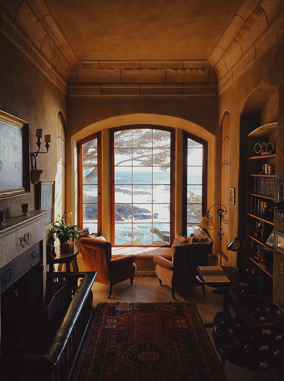 buit, cadires, frontal, finestra, fusta, mobles, fusta dura, sala d'estar, a l'interior, habitació, electrònica, pantalla, monitor, sòls, sofà, catifa, disseny d'interiors, pis, prestatgeria, cadira, vista, centre d’animació, televisió, arquitectura, cap gent, dia, seient, habitació domèstica, absència, estructura construïda, taula, interior de casa, edifici, material de fusta, casa, vidre - material, sostre, sòl de rajoles, 4K