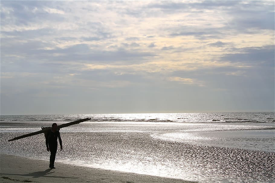 spiaggia, mare, lato, cielo, acqua, persone reali, scenics - natura, terra, una persona, bellezza nella natura, orizzonte sull'acqua, orizzonte, nuvola - cielo, stili di vita, in piedi, natura, attività di svago, la tranquillità, retrovisore, lunghezza intera, all'aperto, braccio umano, 2K