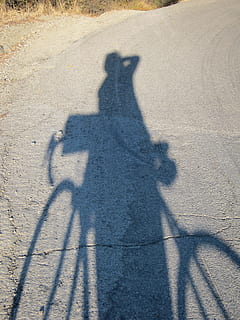 vélo, ombre, projection, se concentrer sur l'ombre, lumière du soleil, vue grand angle, la nature, journée, transport, Vrais gens, route, personnes, en plein air, personne méconnaissable, Activité de loisir, modes de vie, longue ombre - ombre, terre, ville, 2K, CC0, domaine public, libre de droits