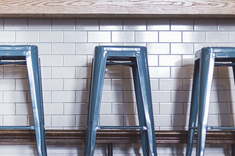 porta, mobles, cadira, tamboret de bar, banc, cafeteria, cafè especialitzat, Cincinnati, barra, tercera ona, espresso, latte, seients de bar, seient, tamboret, cafè, barista, fusta recuperada, cincycoffee, cap gent, metall, arquitectura, funció de construcció de parets, barana, a l'interior, estructura construïda, dia, brillant, paret, color plata, sòls, patró, absència, rajola, natura morta, en fila, paret de maó, vista d’angle baix, acer, 5K