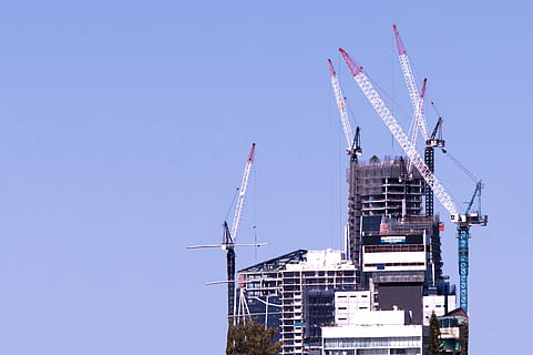 en construcción, edificio, grúas, construcción, desarrollo, levantamiento, sitio, trabajadores, sitio web, Progreso, Ingenieria, rascacielos, hormigón, arquitectura, refacción, grúa - maquinaria de construcción, maquinaria, cielo, industria de construccion, industria, sitio de construcción, estructura construida, cielo limpio, azul, nadie, naturaleza, exterior del edificio, día, copia espacio, incompleto, vista de ángulo bajo, al aire libre, equipos de construcción, 2K, CC0, dominio público, libre de derechos