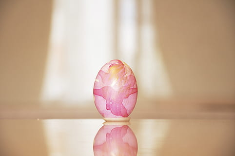 Ei, Ostern, Ostereier, Eier malen, Sonntag, Christus ist auferstanden, bemalte Eier, Osterei, Dekor, Kirche, drinnen, pinke Farbe, Tabelle, Nahansicht, menschliche Hand, Frische, Lebensmittel, Hand, menschliches Körperteil, Essen und Trinken, Süßes Essen, Fokus auf den Vordergrund, Stillleben, Finger, halten, Holz - Material, Süss, menschlicher Finger, Versuchung, 4K, CC0, gemeinfrei, lizenzfrei