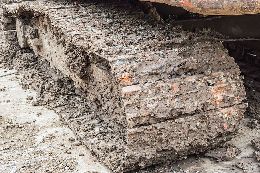 fang, enganxat, construcció, equipament, roda, carregador, sòl, vehicle, pista, camió, pesat, indústria, activitat, industrial, terra, gran, lloc, desenvolupament, excavar, pneumàtic, excavadora, treballar, poder, sorra, cap gent, dia, aspre, textura, a l'aire lliure, naturalesa, primer pla, arquitectura, paret, estructura construïda, sòlid, rock, funció de construcció de parets, resistent, rock - object, vell, material de fusta, paret de pedra, concret, aixafar, 5K