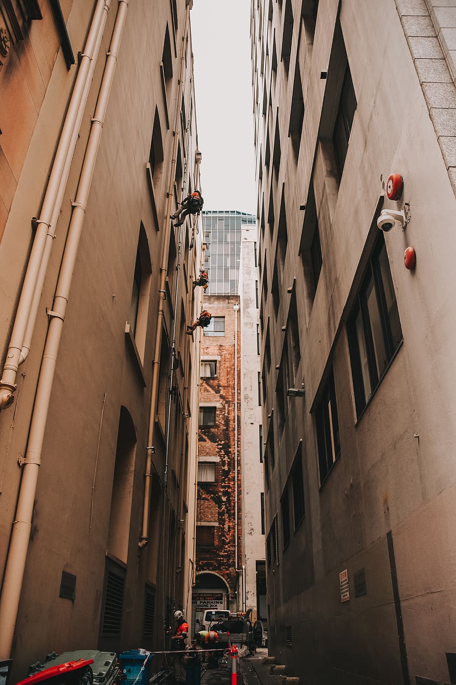 calea între clădiri, stradă, clădire, oraș, urban, drum, sydney, cladire de birouri, balustradă, creștere înaltă, metropolă, alee, străduță, decoratiune interioara, arhitectură, constructie, peisaj, ton, colorate, exteriorul clădirii, construită, vehicul cu motor, mașină, transport, mijloc de transport, zonă rezidențială, fereastră, zi, vehiculul terestru, nici o persoana, vedere unghiulară joasă, în aer liber, viata de oras, apartament, 5K