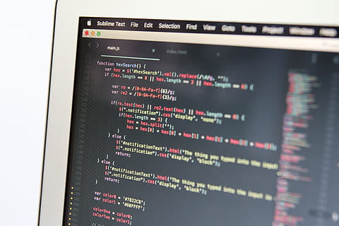 il computer portatile, computer, schermo, dati, tecnologia, elettronica, tavolo, lavoro, ricerca, attività commerciale, studia, comunicazione, testo, sceneggiatura occidentale, schermo del dispositivo, avvicinamento, nessuno, in casa, connessione, tecnologia wireless, schermo del computer, numero, informazione, mezzo di informazione, fotogramma intero, finanza, viaggio, codifica, 5K, CC0, dominio pubblico, privo di copyright
