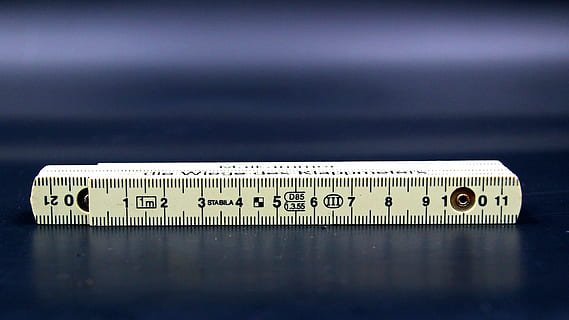 stupnice, centimetrů, opatření, číslo, nástroj měření, nikdo, jeden objekt, detail, uvnitř, přesnost, stálý život, teploměr, stůl, studio shot, kov, teplota, sdělení, zdravotnictví a lékařství, pravítko, zaměřit se na popředí, měření, zařízení, ocel, 4K, CC0, veřejná doména, bez autorských práv