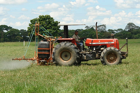tractor, conreu, maquinària agrícola, camp, terra, planta, equipament agrícola, transport, vehicle terrestre, dia, naturalesa, herba, manera de transport, cel, maquinària, núvol - cel, arbre, creixement, agricultura, paisatge, granja, a l'aire lliure, cap gent, roda, 4K, CC0, domini públic, lliure de regalies