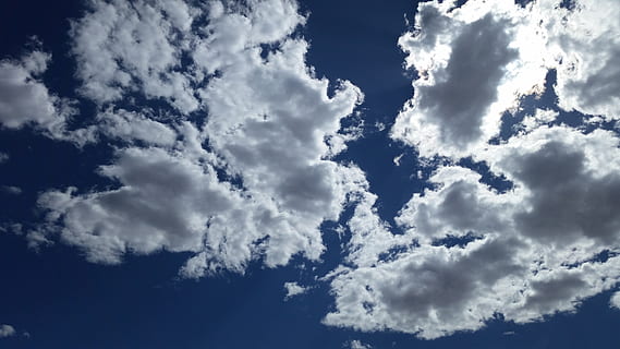 fluffy, skyer, SA, sky - himmel, himmel, skønhed i naturen, scenics - natur, lav vinkel visning, ro, baggrunde, natur, blå, rolig scene, ingen mennesker, dag, cloudscape, hvid farve, idyllisk, udendørs, sollys, miljø, vind, meteorologi, 5K, CC0, offentligt domæne, royaltyfrie