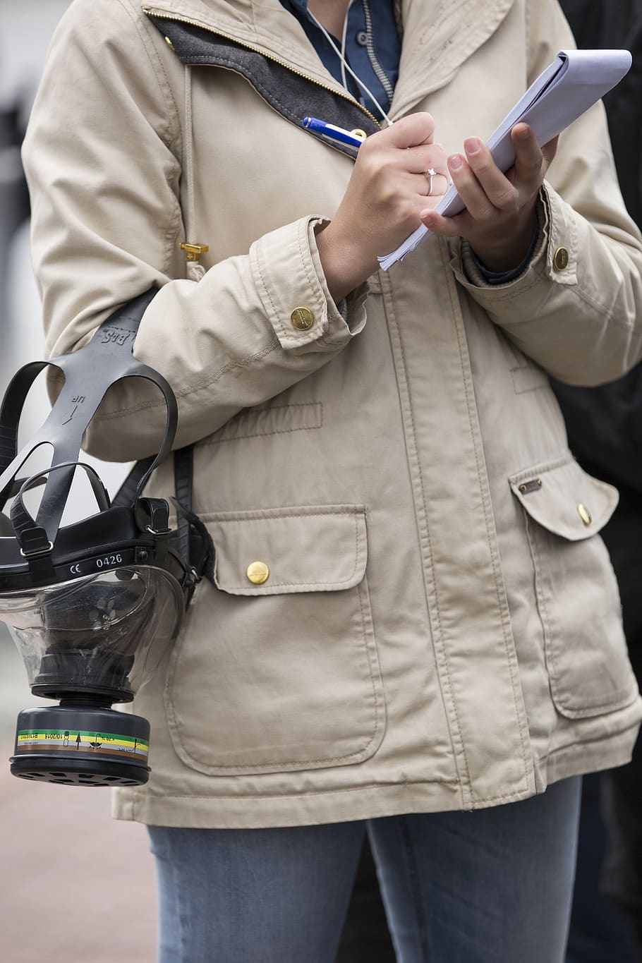 periodista, quadern, nota, bolígraf, escriure, prendre notes, màscara de gas, Notícies, hivern, roba, el treball, treballar, humà, dona, persona, impressió, contacte, interacció, secció mitjana, de peu, celebració, una persona, tecnologia, persones reals, vista frontal, roba casual, connexió, tecnologia sense fils, adult, centrar-se en primer pla, telèfon mòbil, dones, estils de vida, comunicació, dia, telèfon intel·ligent, texans, roba calenta, 5K