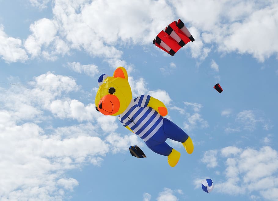 cometa, dracs, cel, vent, endavant, núvols, aire, suportar, la brisa del mar, volant, un augment de la, núvol - cel, vista d’angle baix, a l'aire, naturalesa, dia, vehicle aeri, cap gent, multicolor, a l'aire lliure, blau, moviment, transport, llibertat, representació animal, vermell, representació, joguina, activitat d'oci, 4K
