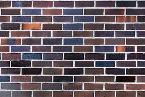 paret, maó, façana, panell, clínquer, rajola, llis, fons, patró, estructura, textura, resum, rústic, cremats, enrajolat, hauswand, edifici, superfície, material, marc complet, estructura construïda, arquitectura, repetició, funció de construcció de parets, cap gent, primer pla, paret de maó, forma, disseny, forma geomètrica, dia, sòls, exterior de l'edifici, sòl de rajoles, 5K, CC0, domini públic, lliure de regalies