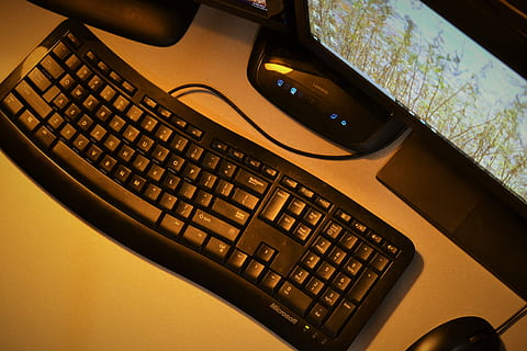 computador, teclado, estude, o negócio, escola, trabalhos, mesa, escritório, Educação, tecnologia, teclado de computador, equipamentos de informática, comunicação, dentro de casa, conexão, visão de alto ângulo, ninguém, fechar-se, tecnologia sem fio, mobília, mouse de computador, desktop PC, música, 4K, CC0, domínio público, royalty free