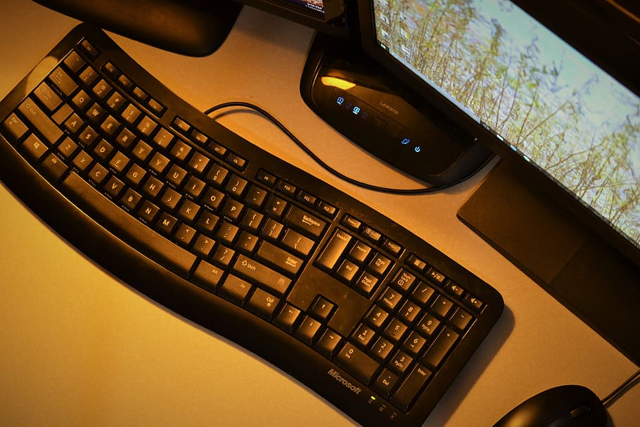 computador, teclado, estude, o negócio, escola, trabalhos, mesa, escritório, Educação, tecnologia, teclado de computador, equipamentos de informática, comunicação, dentro de casa, conexão, visão de alto ângulo, ninguém, fechar-se, tecnologia sem fio, mobília, mouse de computador, desktop PC, música, 4K
