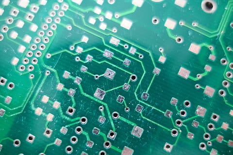 circuit imprimé, ki, robot, microprocesseur, syntaxe, information, réseau, intelligente, planche, ingénierie électrique, numérique, la programmation, développement, contrôlé, machine, couleur verte, Industrie électronique, La technologie, équipement, industrie, puce informatique, personne, ordinateur, fermer, plein cadre, modèle, arrière-plans, lien, équipement informatique, complexité, à l'intérieur, carte mère, équipement électrique, abstrait, CPU, composant électrique, 5K, CC0, domaine public, libre de droits