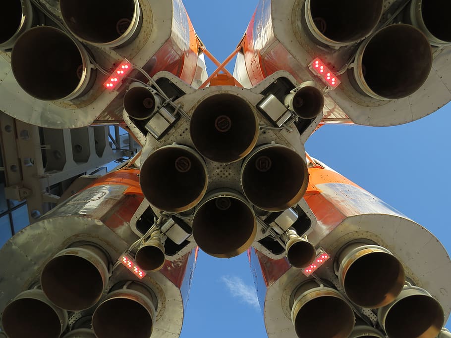 coet, amplificador, broquet, motor de reacció, vista d’angle baix, cel, cercle, cap gent, metall, forma geomètrica, vehicle aeri, dia, forma, directament a sota, arquitectura, transport, tecnologia, indústria, a l'aire lliure, manera de transport, naturalesa, disseny, protecció, 5K