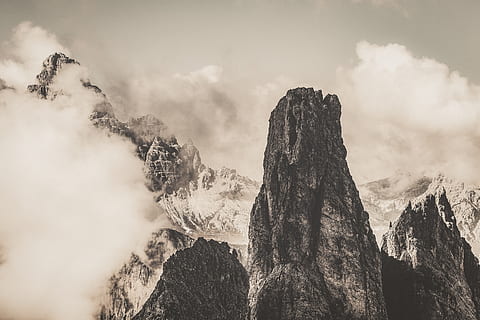 montaña y nubes, montaña, cordillera, al aire libre, naturaleza, pico, hielo, nieve, clima, paisaje, acantilado, glaciar, cielo, meseta, colina baja, nube, cúmulo, cuesta abajo, edificio, torre, nube - cielo, belleza en la naturaleza, escena tranquila, paisajes - naturaleza, nadie, tranquilidad, escena no urbana, ambiente, rock, pico de la montaña, niebla, remoto, sólido, formacion de roca, roca - objeto, formación, alto, 5K, CC0, dominio público, libre de derechos