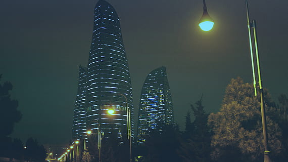 bâtiment, structure, ciel, Infrastructure, la fenêtre, établissement, un hôtel, ville, Urbain, architecture, lumière, illuminé, nuit, structure construite, extérieur du bâtiment, gratte ciel, extérieur d'immeuble de bureaux, faible angle de vue, grand - haut, matériel d'éclairage, la nature, éclairage public, la tour, embrasé, personne, moderne, plante, en plein air, clair de lune, quartier financier, 5K, CC0, domaine public, libre de droits