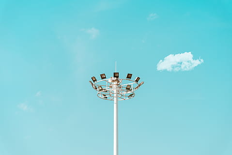 witte toren, buitenshuis, liaoning financiële beroepsopleiding, Volksrepubliek China, Shenyang stad, natuur, lantarenpaal, hulpprogramma pool, hemel, kabel, azuurblauwe hemel, boom, fabriek, berg-, bergketen, vervoer, stroomkabels, voertuig, weer, vliegtuig, wolk - lucht, blauw, lage hoekweergave, dag, geen mensen, schijnwerper, kopie ruimte, metaal, sport, zonlicht, pool, groot hoog, stadion, bescherming, beweging, veiligheid, schoonheid in de natuur, direct onder, 5K, CC0, publiek domein, royaltyvrij