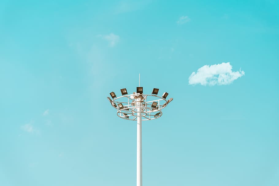 torre blanca, a l'aire lliure, vinculant la universitat professional, República Popular de la Xina, ciutat de Shenyang, naturalesa, fanal, pal d’utilitat, cel, cable, cel blau, arbre, planta, muntanya, Serra, transport, línies elèctriques, vehicle, temps, avions, avió, núvol - cel, blau, vista d’angle baix, dia, cap gent, projector, còpia espai, metall, esport, llum solar, pol, alta - alta, estadi, protecció, moviment, seguretat, bellesa a la natura, directament a sota, 5K