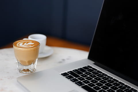 ausgeschaltet macbook pro, Computer, Laptop, Tasse, Kaffeetasse, Tastatur, pc, Elektronik, Latté, Computer Tastatur, Computerhardware, Hardware-, Getränk, Espresso, Arbeit, Arbeiten, Geschäft, Attrappe, Lehrmodell, Simulation, minimal, Minimalismus, kabellose Technologie, Kaffee, Kaffee trinken, Erfrischung, Technologie, Essen und Trinken, drinnen, Tabelle, Verbindung, Kommunikation, Nahansicht, Becher, keine Leute, Glas, schaumiges Getränk, 4K, CC0, gemeinfrei, lizenzfrei