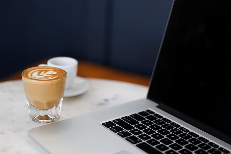MacBook Pro desactivat, ordinador, portàtil, tassa, tassa de cafè, teclat, PC, electrònica, latte, teclat d’ordinador, maquinari de l'ordinador, maquinari, begudes, beure, espresso, treballar, treball, negocis, maqueta, mínim, minimalisme, tecnologia sense fils, cafè, cafè - beguda, refresc, tecnologia, menjar i beguda, a l'interior, taula, connexió, comunicació, primer pla, cap gent, vidre, beguda espumosa, 4K