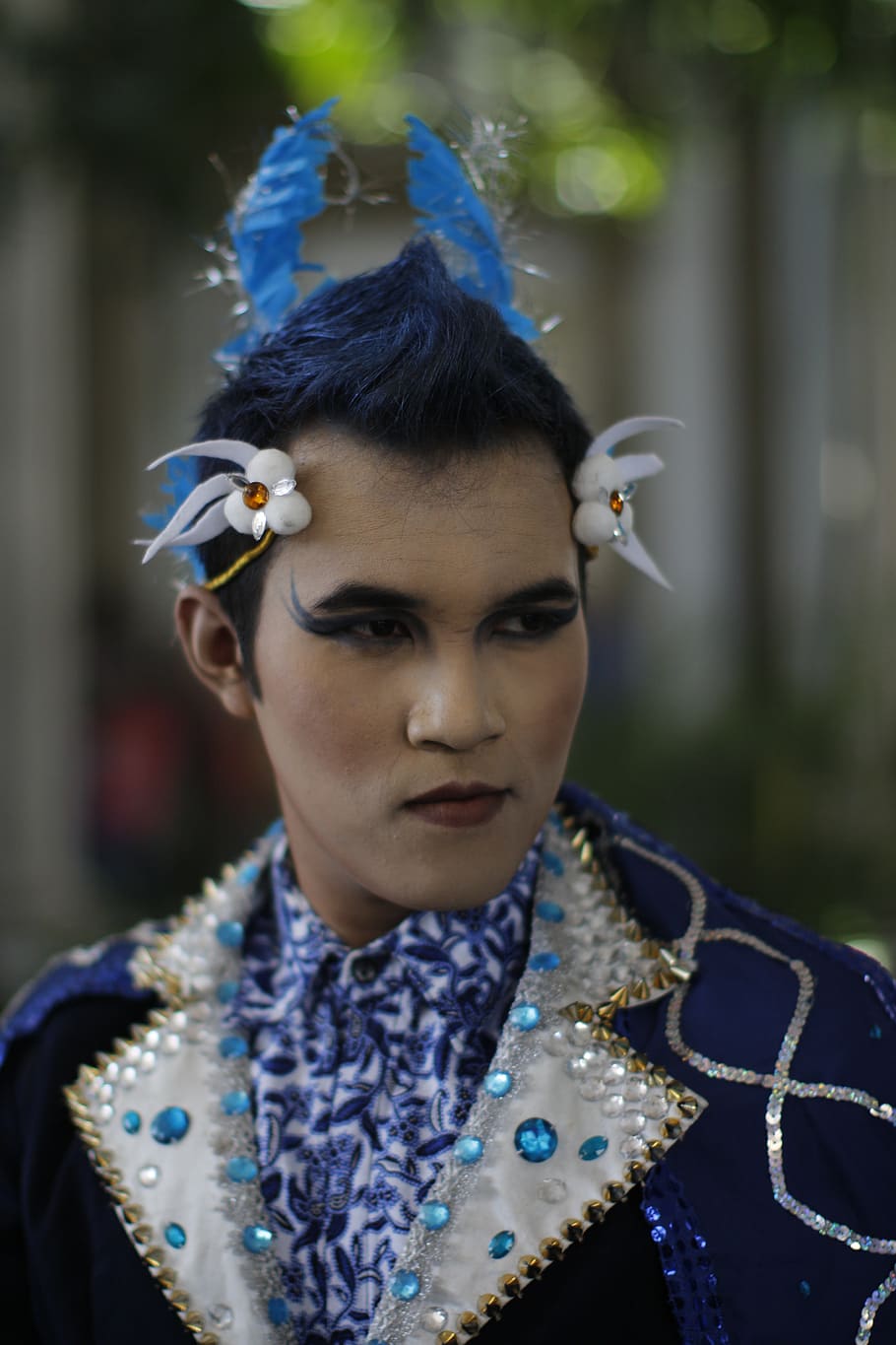 cara, carnaval, java, gent, disfressa, diversió, Festival, retrat, esdeveniment, Halloween, festa, celebració, moda, una persona, centrar-se en primer pla, persones reals, vista frontal, roba, tirada al cap, estils de vida, activitat d'oci, adult jove, roba tradicional, joieria, blau, adult, mirant la càmera, dones, femelles, dona guapa, porpra, pentinat, 5K