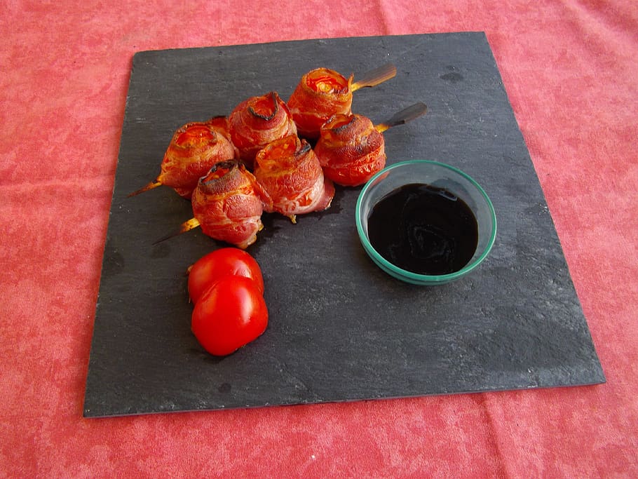 cuina, fermall, tomàquet, menjar i beguda, menjar, frescor, natura morta, carn, cap gent, vista d’angle alt, vermell, a l'interior, taula, safata, alimentació saludable, vegetals, benestar, directament a sobre, llest per menjar, primer pla, placa, mida de la porció, taula de tallar, 4K