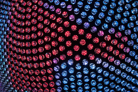 Muster, Hintergrund, Textur, bilden, hell, Kristalle, swarovski, Installation, Kunst, Vollbild, Hintergründe, mehrfarbig, keine Leute, drinnen, gestalten, Nahansicht, Design, Geometrische Figur, in einer Reihe, schwarze Farbe, texturiert, Wiederholung, rot, Tag, Anordnung, Kreis, abstrakt, große gruppe von gegenständen, aufwendig, 5K, CC0, gemeinfrei, lizenzfrei
