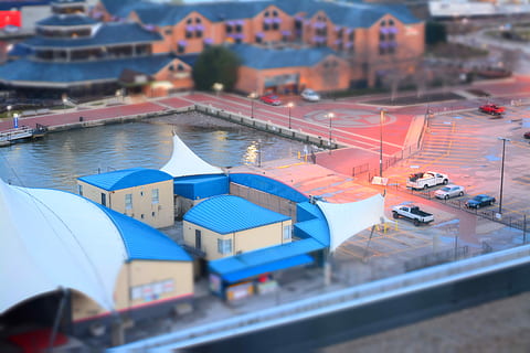 model, miniatura, vista d’angle alt, arquitectura, exterior de l'edifici, aigua, estructura construïda, dia, Canvi de inclinació, ciutat, naturalesa, edifici, transport, manera de transport, cap gent, a l'aire lliure, enfocament selectiu, automòbil, vehicle terrestre, cotxe, reflexió, piscina, canal, 5K, CC0, domini públic, lliure de regalies
