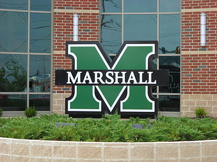 universidad de marshall, Virginia del Oeste, Universidad, colegio, clase, educación, salón de clases, estudiante, estudiando, profesor, aprendizaje, equipo, académico, formación, conocimiento, educativo, campus, tutor, lección, graduado, literatura, prueba, alumno, enseñar, intelecto, estudiante de primer año, ciencia, sabiduría, erudito, deberes, comunicación, texto, arquitectura, firmar, escritura occidental, exterior del edificio, ladrillo, estructura construida, pared de ladrillo, día, pared, nadie, pared - característica de la construcción, planta, dirección, ciudad, color verde, al aire libre, edificio, Señal de tráfico, 2K, CC0, dominio público, libre de derechos