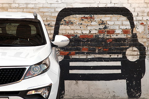 Auto, Reflektor, Schatten, Transportmittel, Transport, Landfahrzeug, Kraftfahrzeug, die Architektur, gebaute Struktur, Wandbau - Funktion, Tag, Stadt, keine Leute, Gebäudehülle, draußen, Sonnenlicht, Reflexion, stationär, Natur, Glas - Material, alt, 5K, CC0, gemeinfrei, lizenzfrei