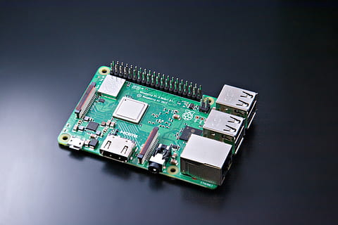 dispositivo, la pi frambuesa, ordenador personal, tecnología, Industria electrónica, Chip de computadora, placa de circuito, industria, nadie, computadora, equipo de computadora, adentro, conexión, complejidad, equipo, foto de estudio, color verde, parte de la computadora, gris, tarjeta madre, de cerca, negocio, comunicación, equipo eléctrico, fondo negro, UPC, comunicaciones globales, Componente eléctrico, 5K, CC0, dominio público, libre de derechos
