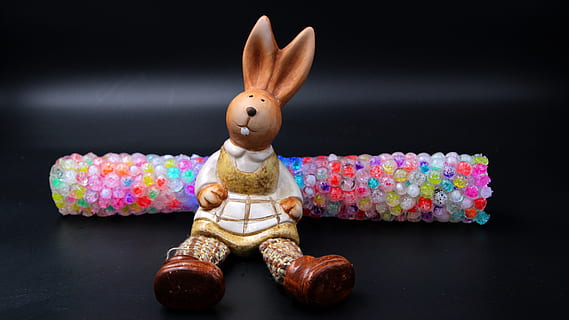 conill de Pasqua, ous de Pasqua, Pasqua, tir de l'estudi, joguina, representació, a l'interior, fons negre, conill - animal, representació animal, multicolor, cap gent, art i artesania, natura morta, festa, celebració, sol objecte, mamífer, joguina de peluix, 4K, CC0, domini públic, lliure de regalies