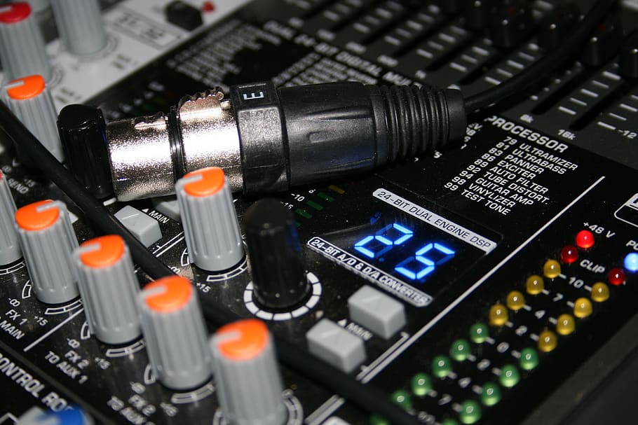 tecnologia, miscelatore, suono, avvicinamento, controllo, attrezzatura, colore nero, industria elettronica, equipaggiamento audio, industria, nessuno, in casa, comunicazione, attrezzatura per la registrazione del suono, connessione, macchinario, musica, precisione, numero, messa a fuoco selettiva, cultura artistica e intrattenimento, vista dall'alto, materiale elettrico, componente elettrico, miscelazione, 4K