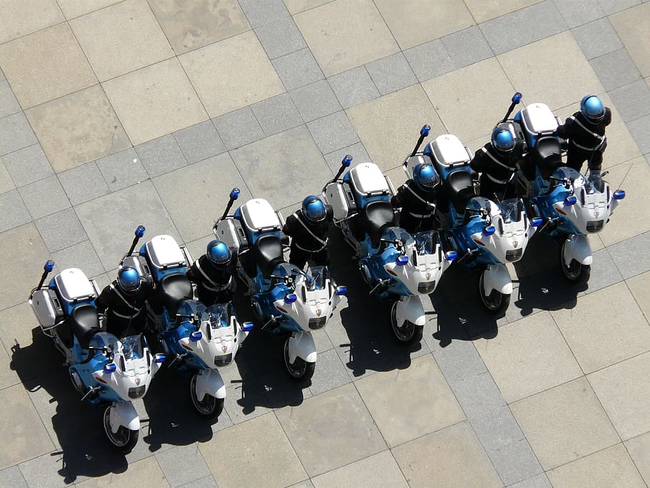 motori, riga, blu, profondità, vista dall'alto, veicolo terrestre, giorno, modo di trasporto, mezzi di trasporto, luce del sole, di fila, città, motociclo, all'aperto, persone reali, stazionario, scooter, grande gruppo di oggetti, ordine, architettura, piastrella, fianco a fianco, pavimento piastrellato, 2K